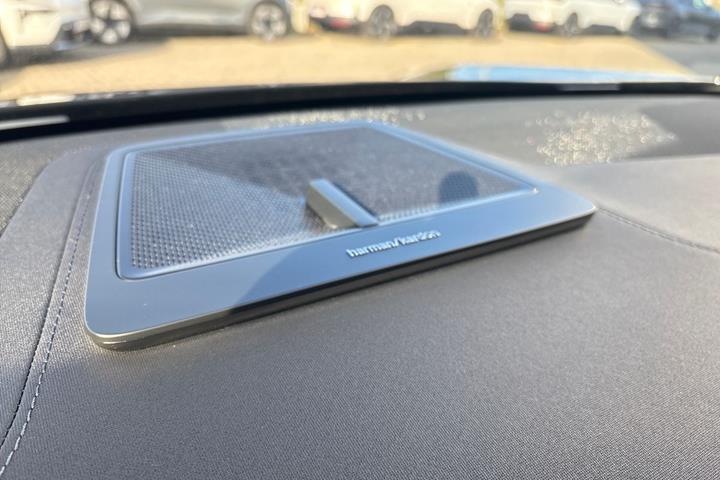 Sort Polestar 4 fra 2024