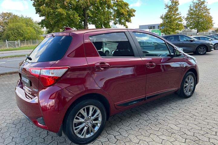 Rød Toyota Yaris fra 2018