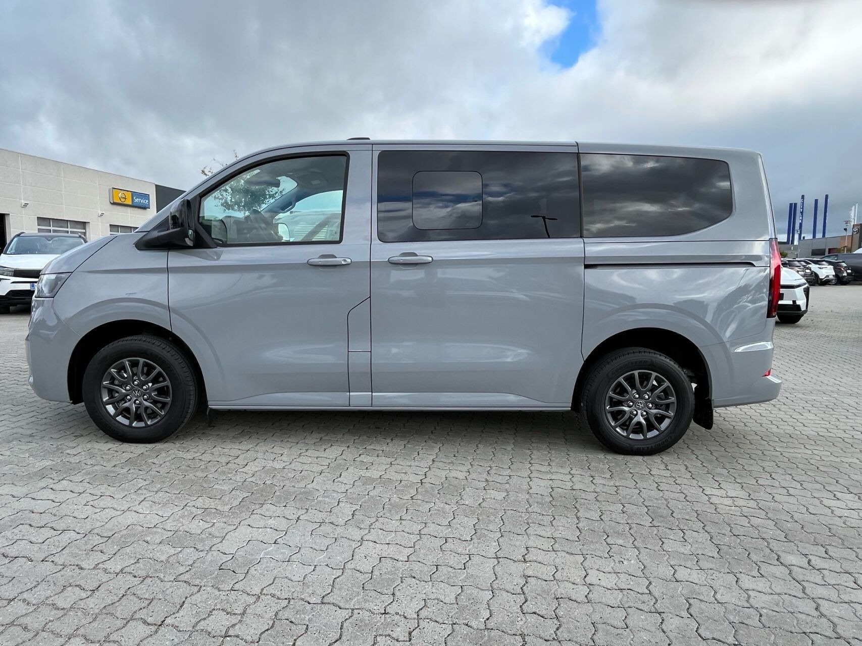 Grå VW e-Caravelle fra 2025