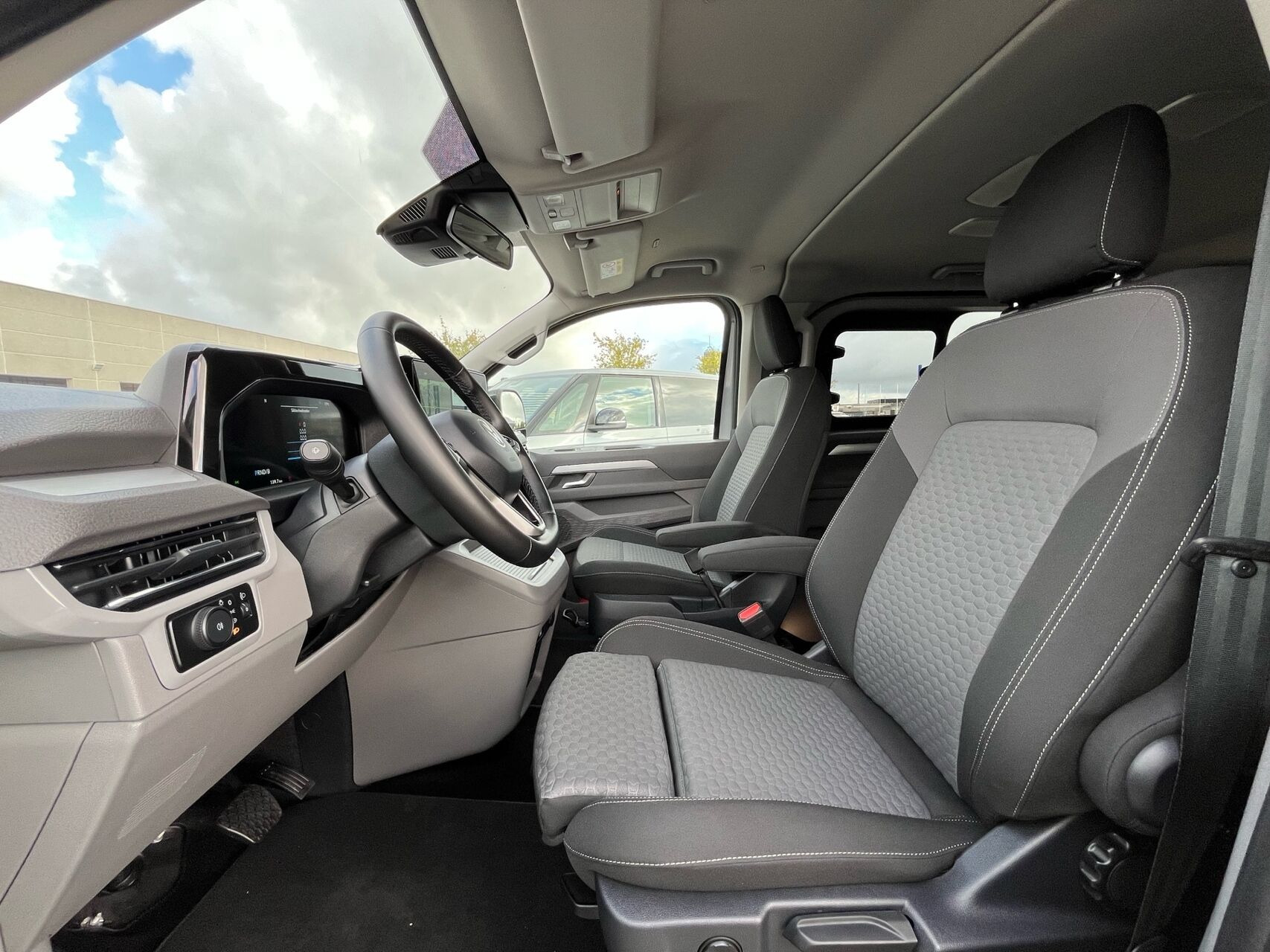 Grå VW e-Caravelle fra 2025