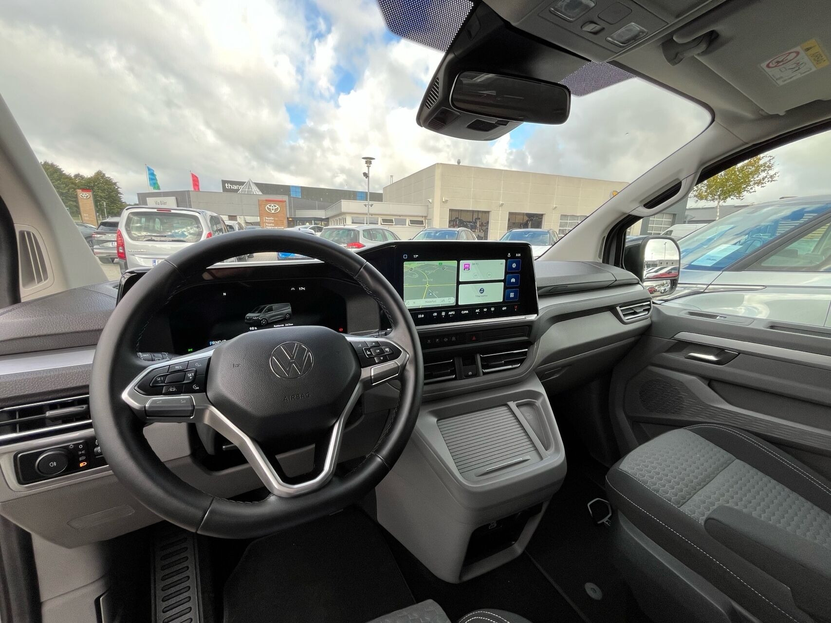 Grå VW e-Caravelle fra 2025