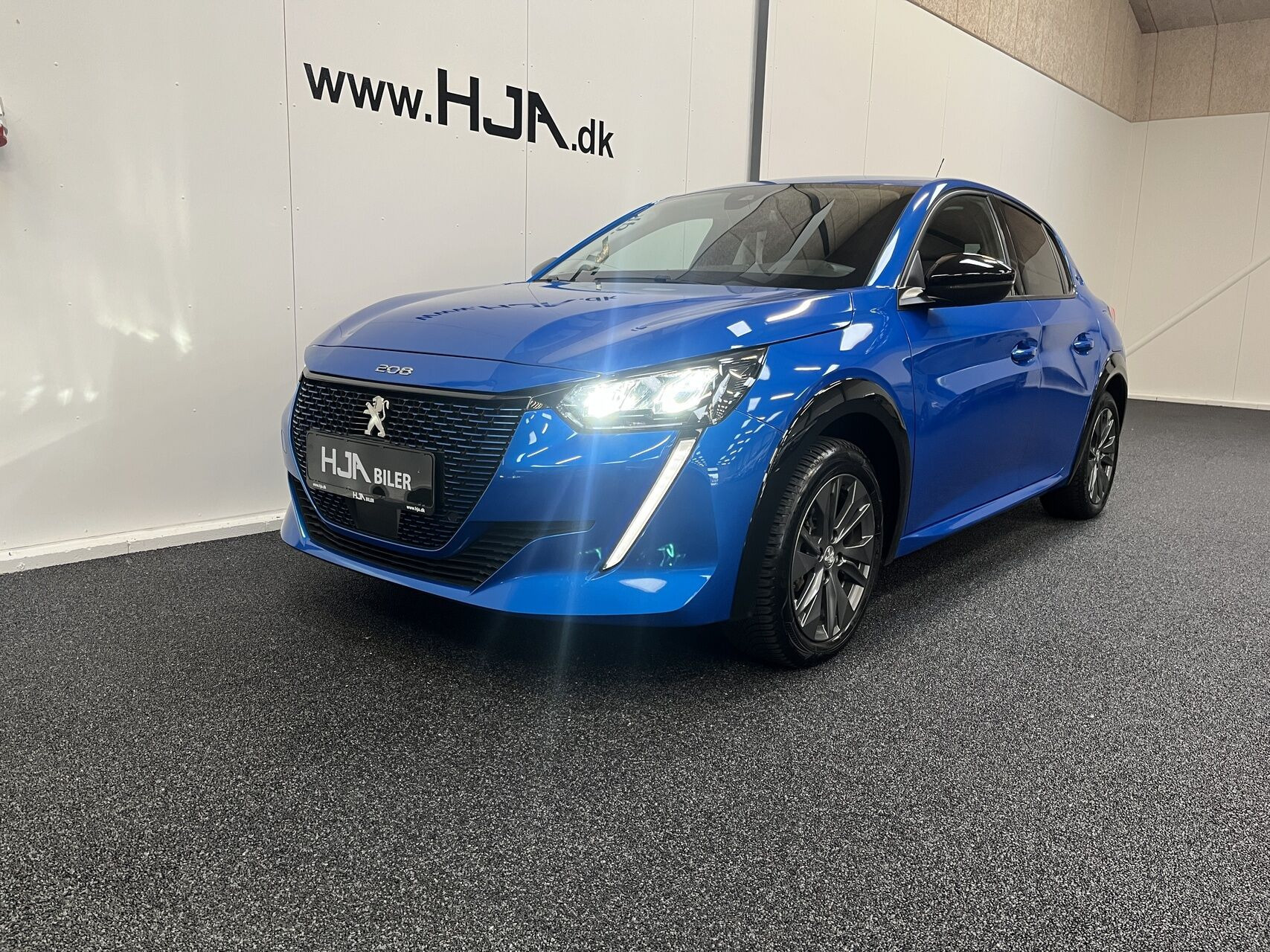 Blå Peugeot e-208 fra 2022