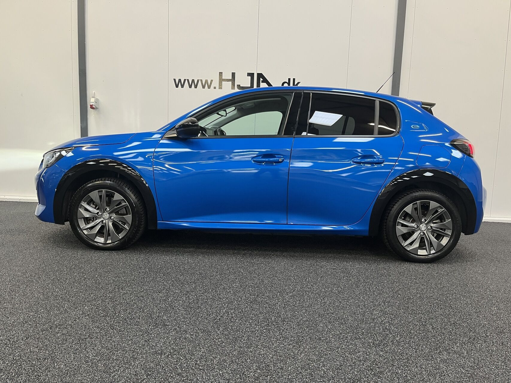 Blå Peugeot e-208 fra 2022