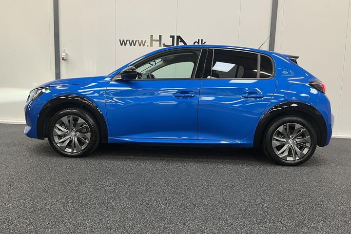 Blå Peugeot e-208 fra 2022
