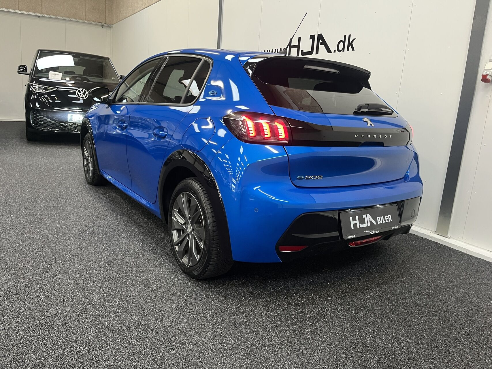 Blå Peugeot e-208 fra 2022