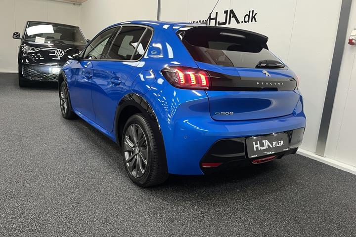 Blå Peugeot e-208 fra 2022