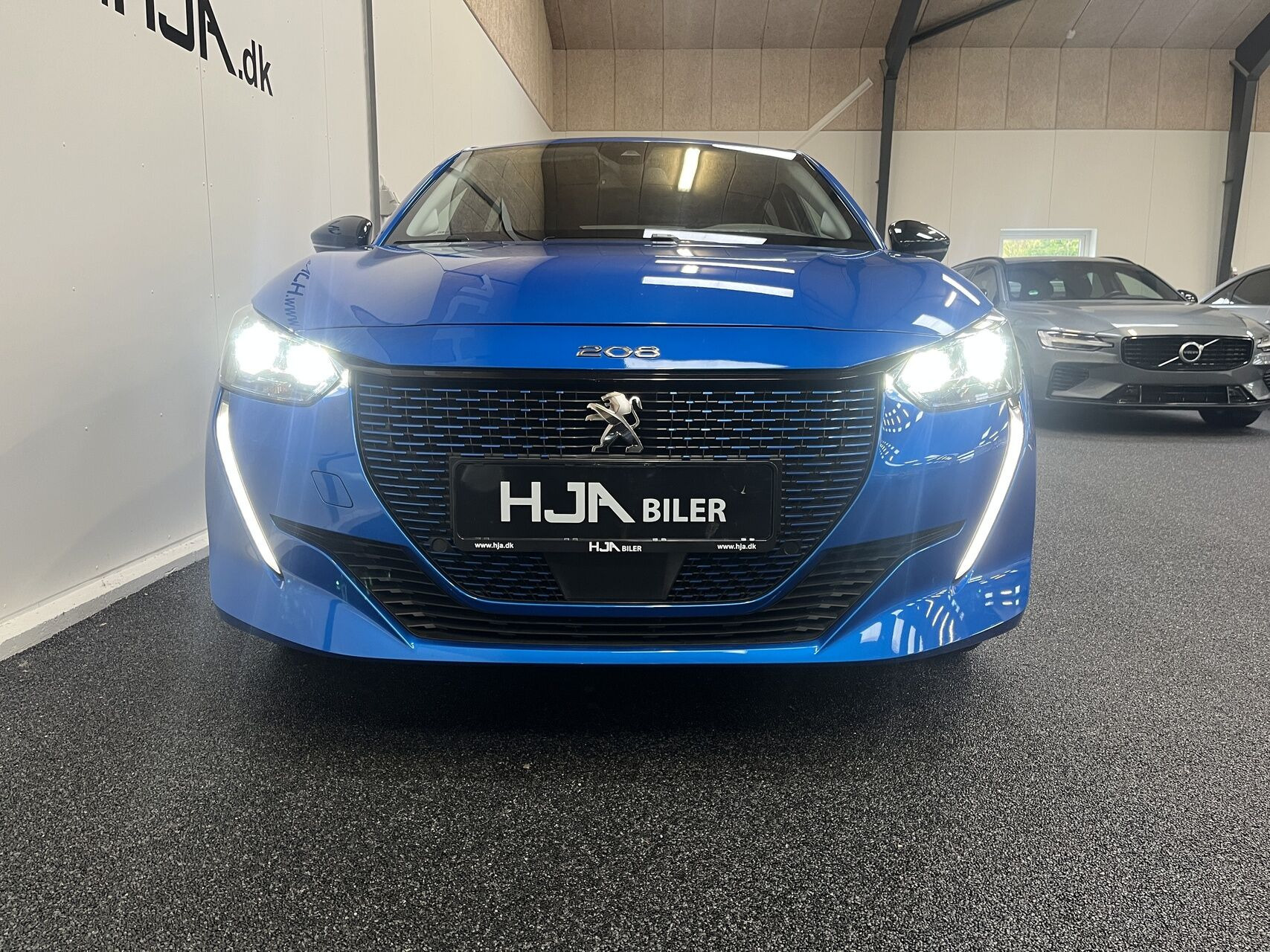 Blå Peugeot e-208 fra 2022