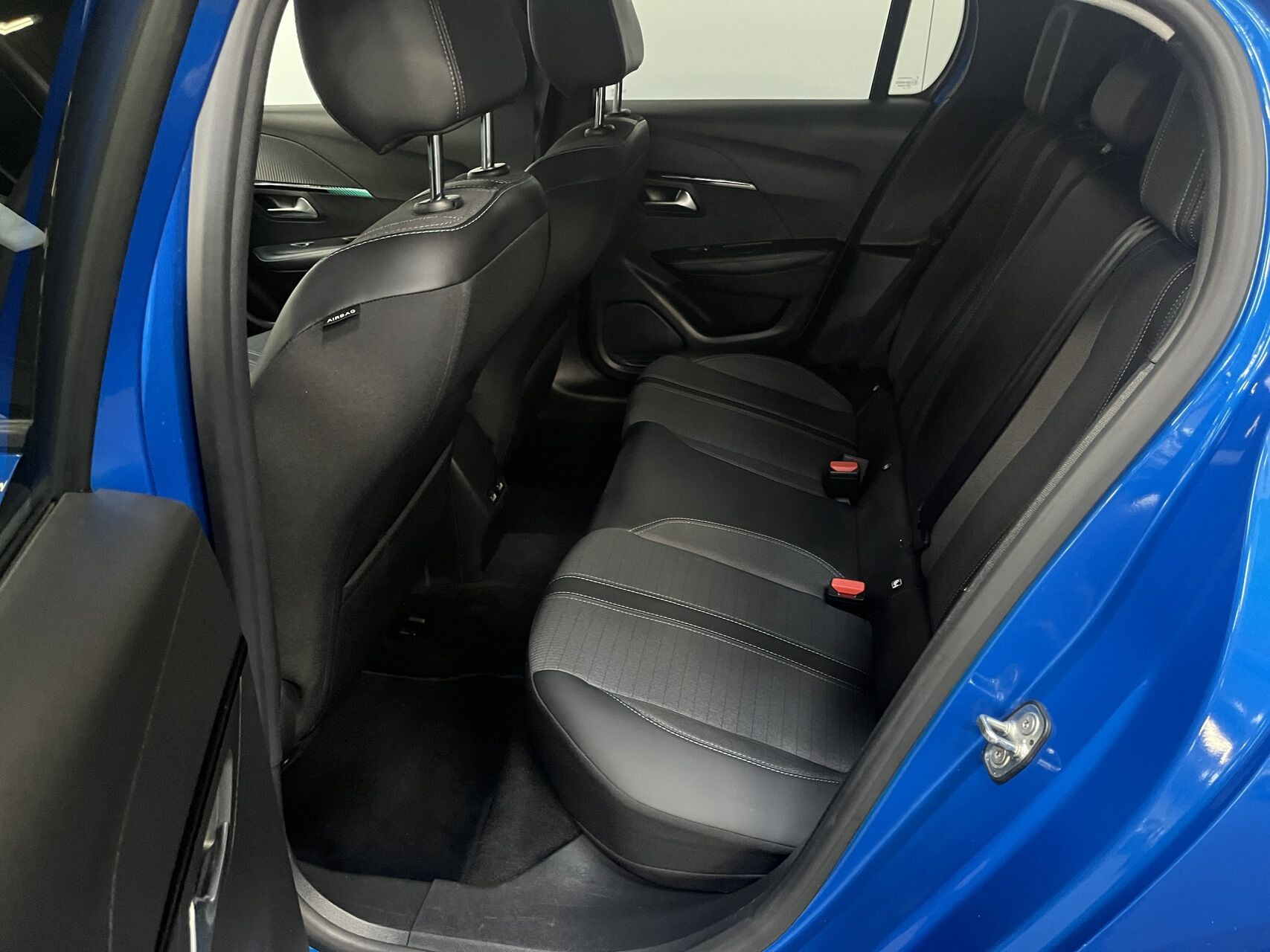 Blå Peugeot e-208 fra 2022