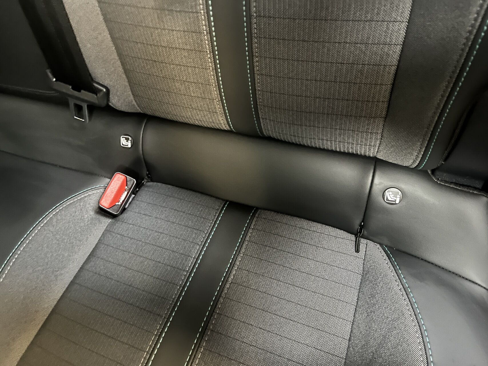 Blå Peugeot e-208 fra 2022