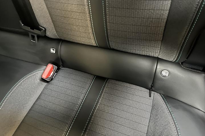 Blå Peugeot e-208 fra 2022