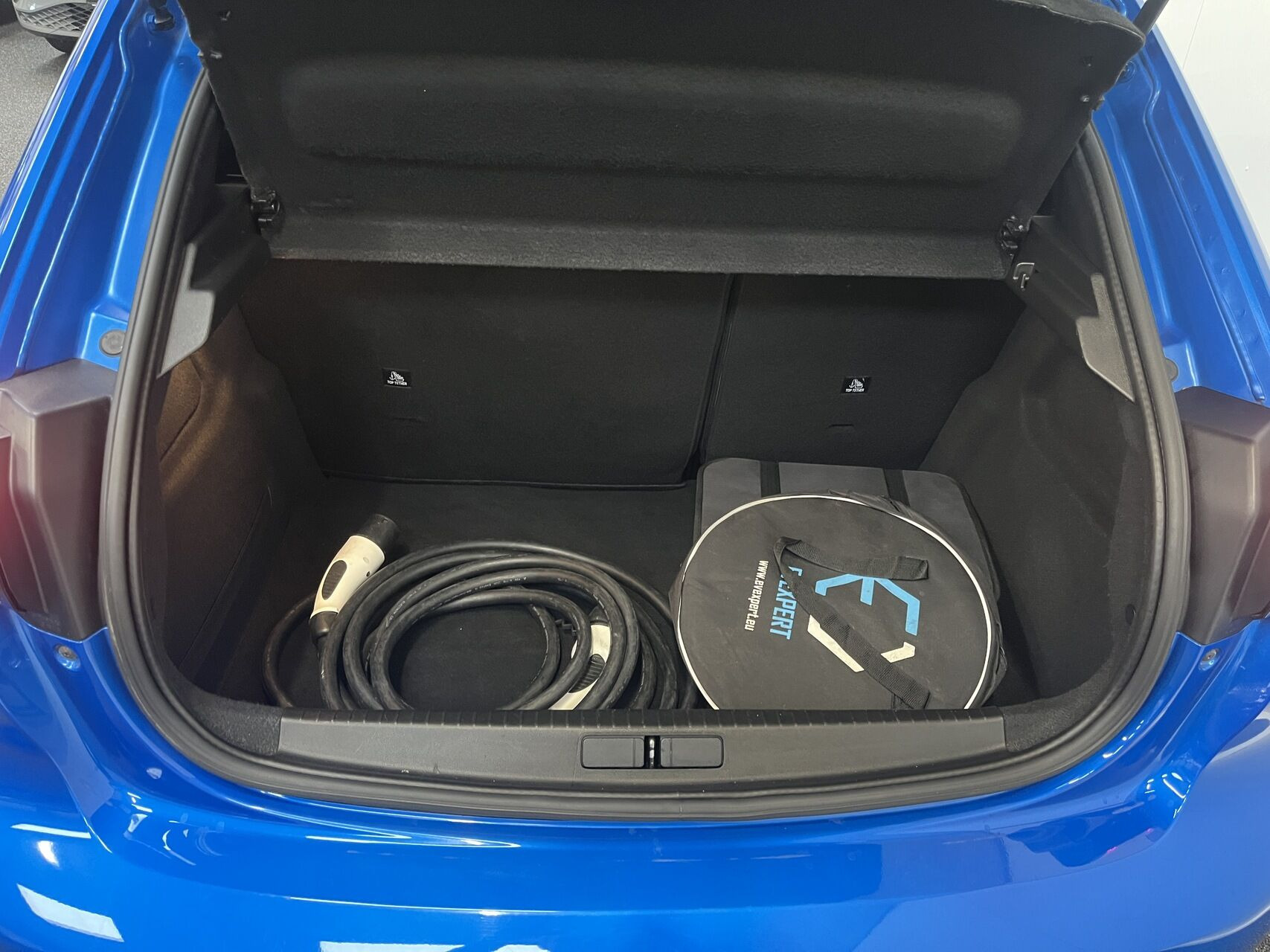 Blå Peugeot e-208 fra 2022
