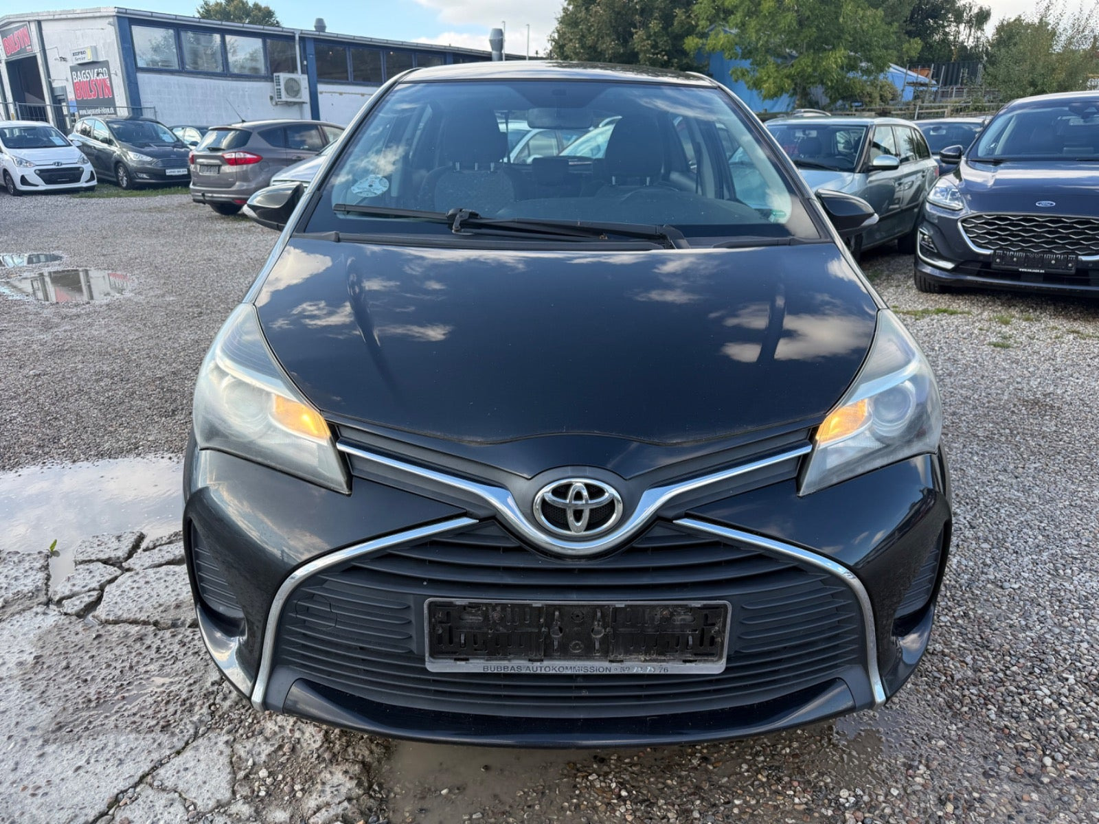 Sort Toyota Yaris fra 2014