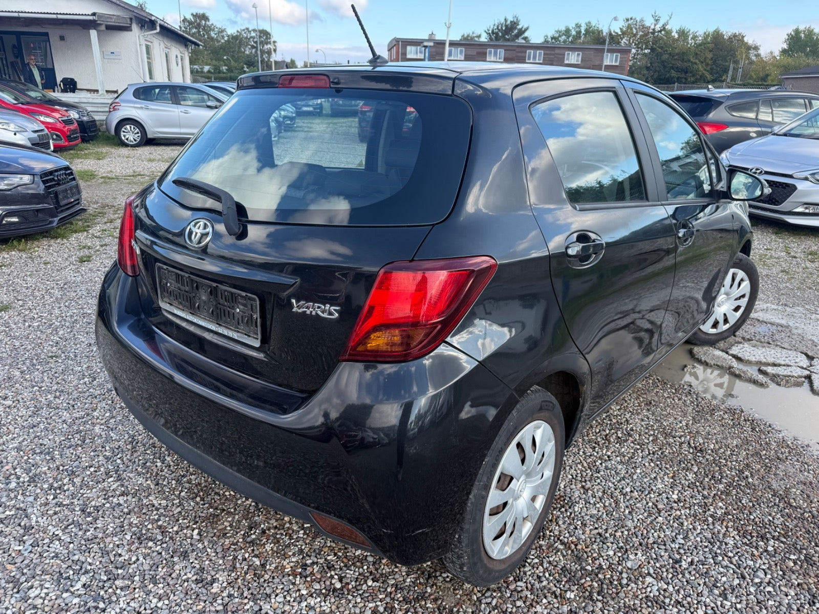 Sort Toyota Yaris fra 2014