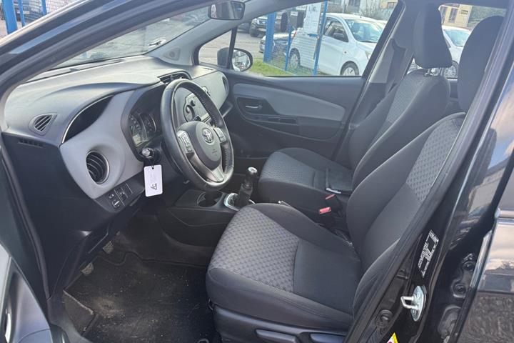 Sort Toyota Yaris fra 2014