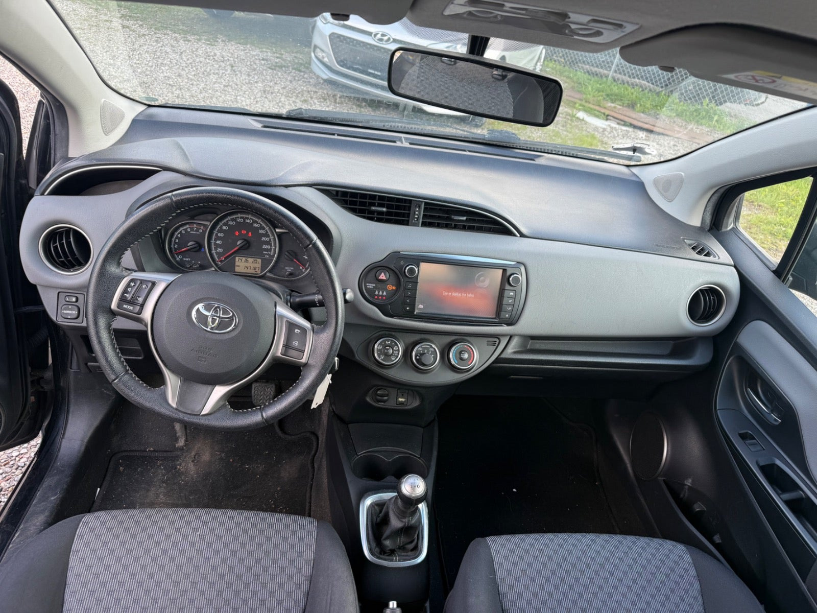 Sort Toyota Yaris fra 2014