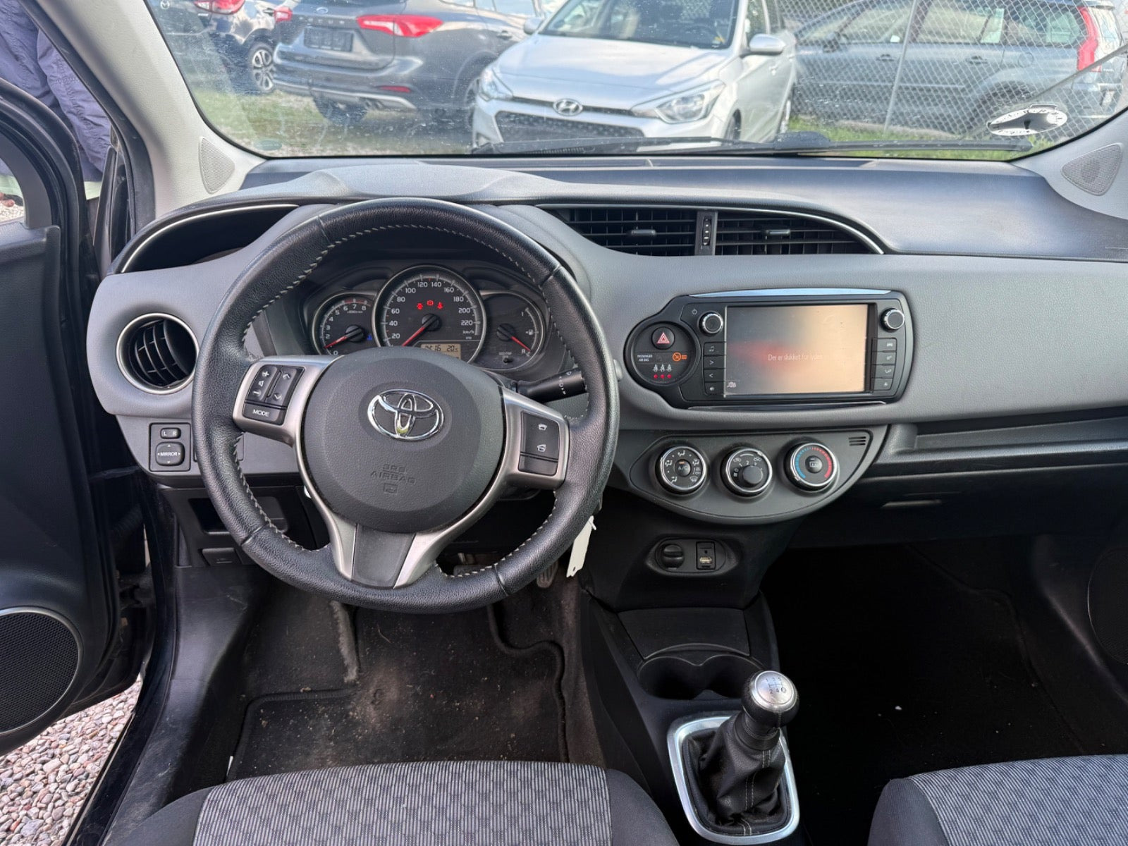 Sort Toyota Yaris fra 2014