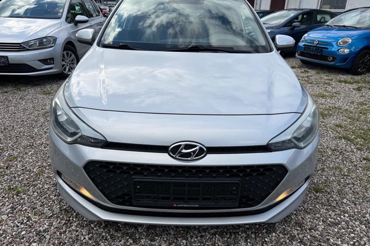 Sølv Hyundai i20 fra 2015