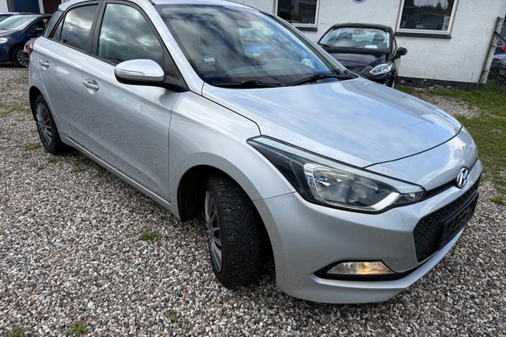 Sølv Hyundai i20 fra 2015