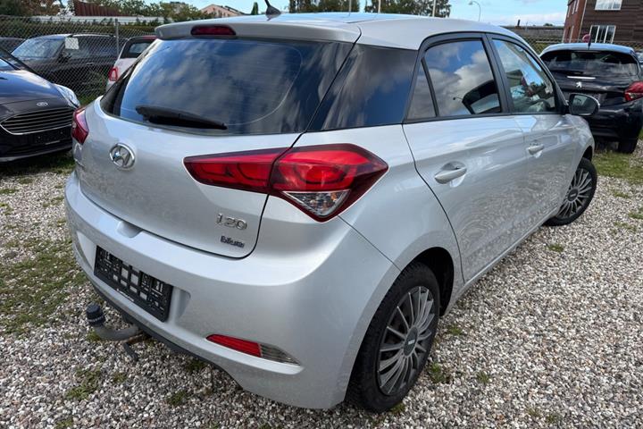 Sølv Hyundai i20 fra 2015