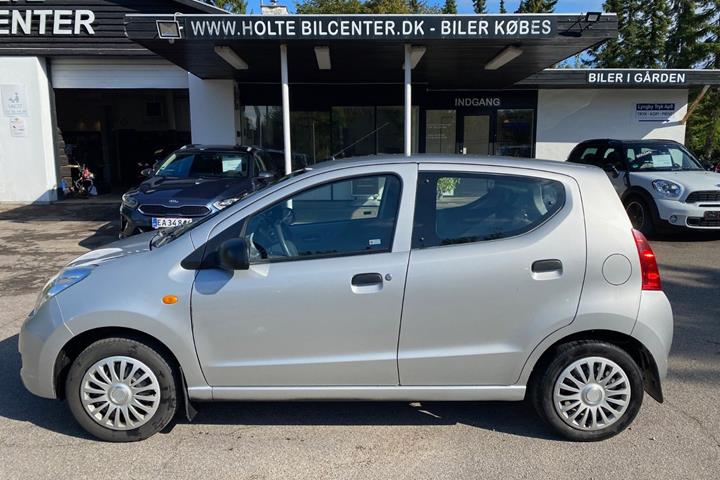 Sølv Suzuki Alto fra 2010