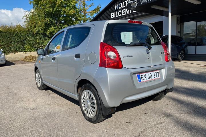 Sølv Suzuki Alto fra 2010
