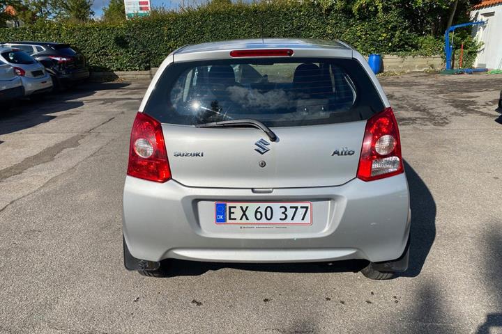 Sølv Suzuki Alto fra 2010