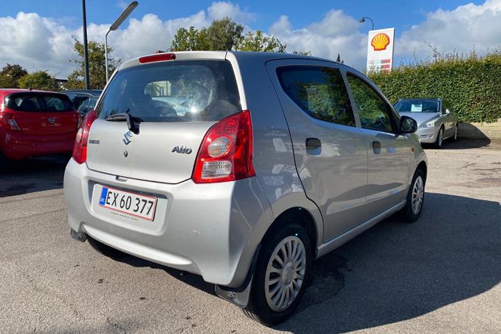 Sølv Suzuki Alto fra 2010