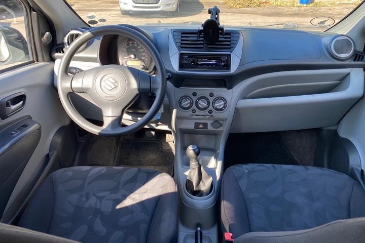 Sølv Suzuki Alto fra 2010