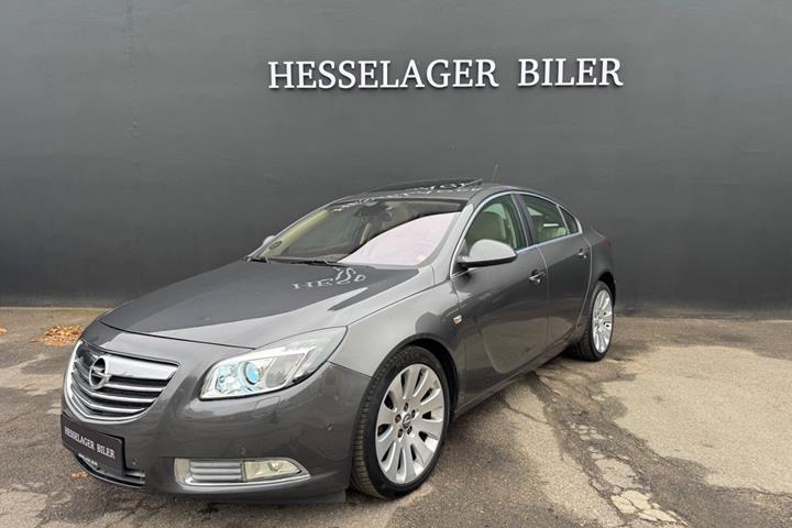 Grå Opel Insignia fra 2011