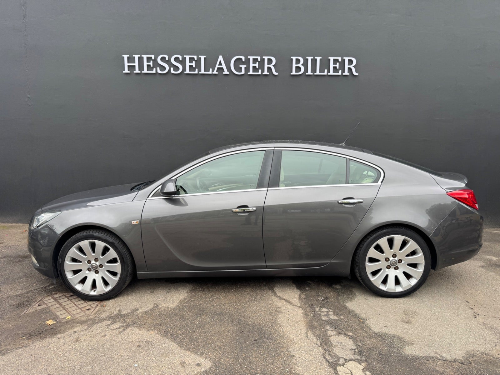 Grå Opel Insignia fra 2011