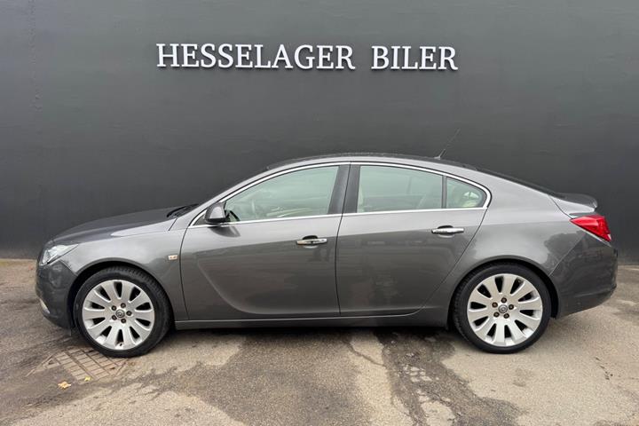 Grå Opel Insignia fra 2011
