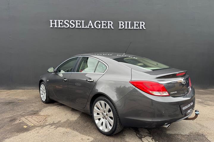 Grå Opel Insignia fra 2011
