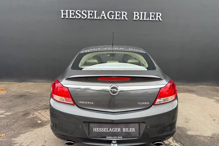 Grå Opel Insignia fra 2011