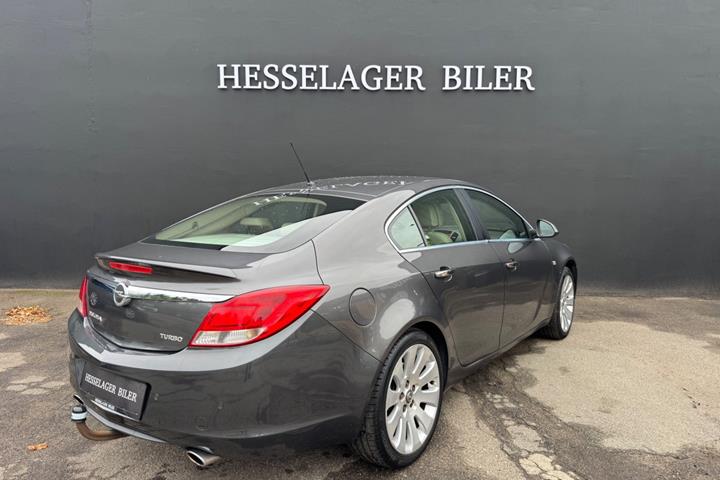 Grå Opel Insignia fra 2011