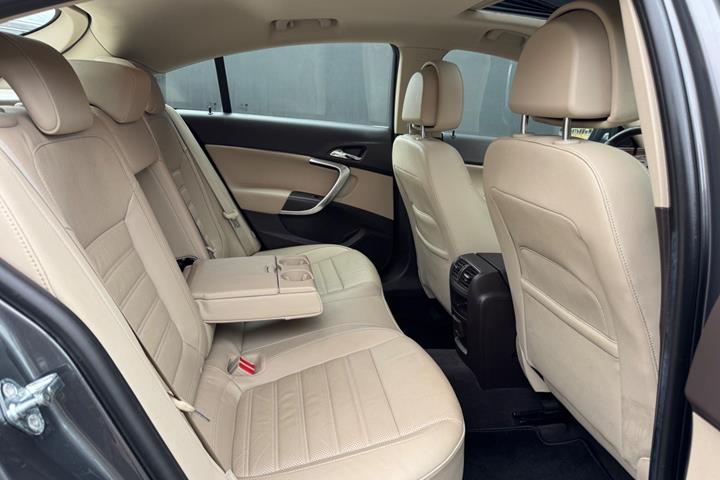 Grå Opel Insignia fra 2011