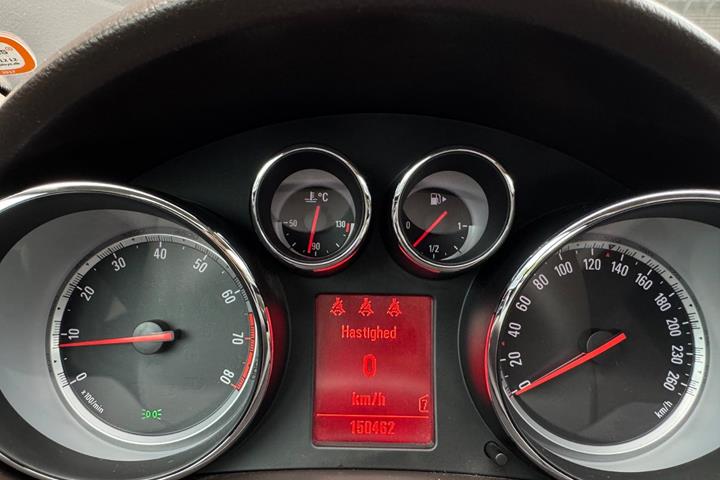 Grå Opel Insignia fra 2011