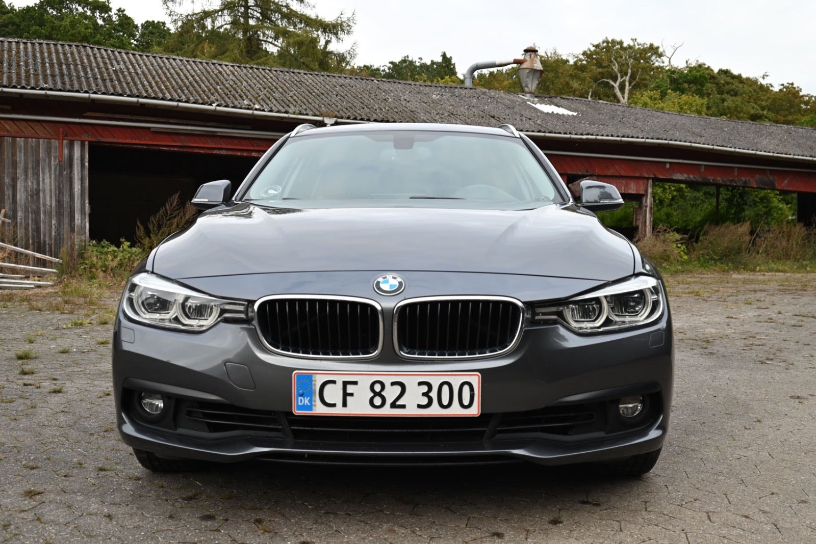 Grå BMW 320i fra 2019