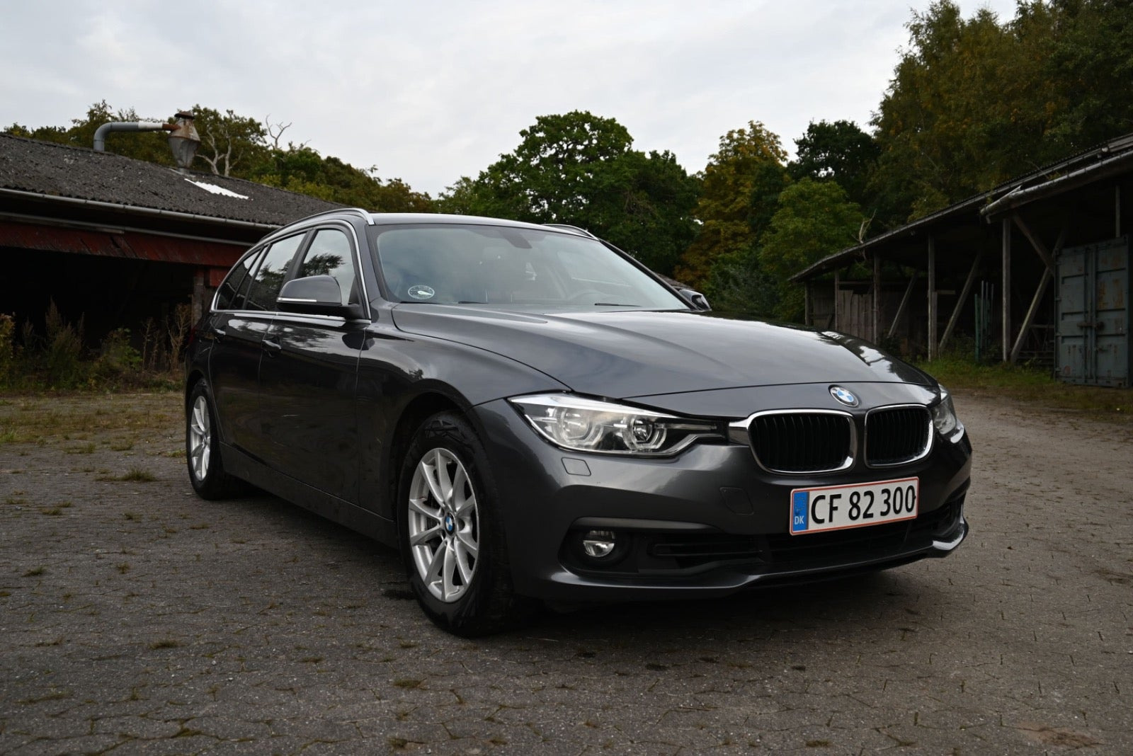 Grå BMW 320i fra 2019