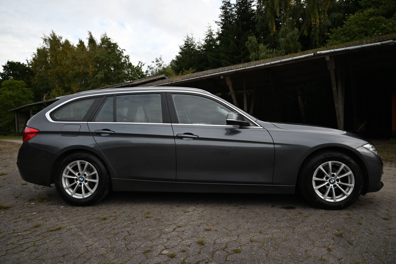 Grå BMW 320i fra 2019