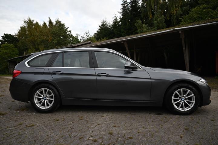 Grå BMW 320i fra 2019