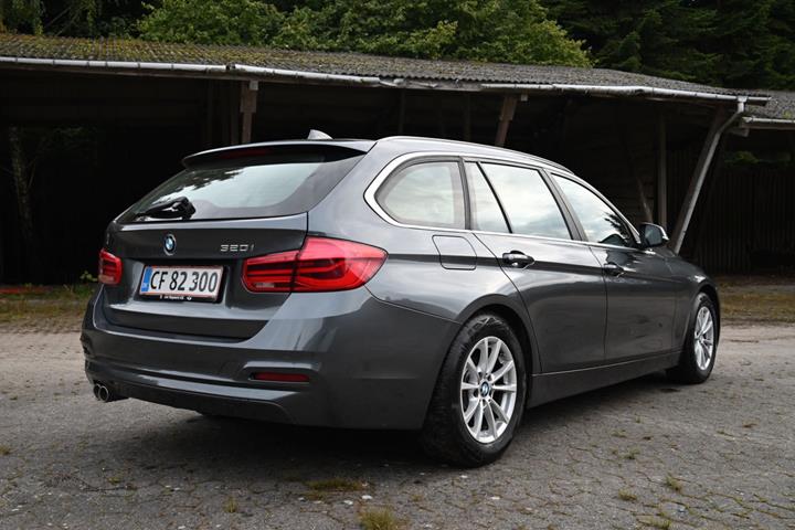 Grå BMW 320i fra 2019