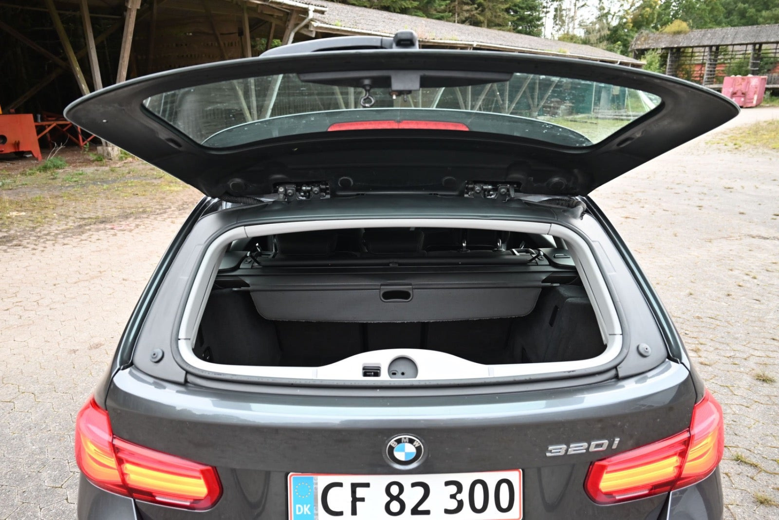 Grå BMW 320i fra 2019