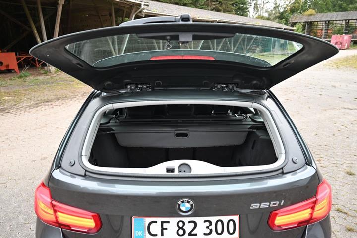 Grå BMW 320i fra 2019