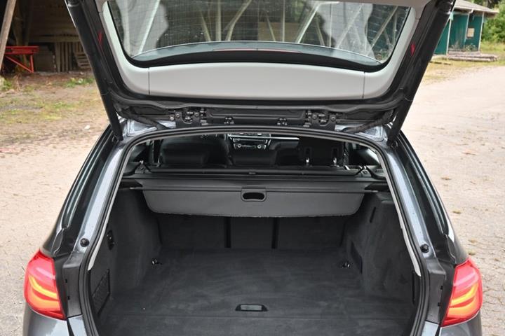 Grå BMW 320i fra 2019