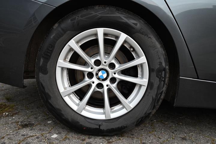 Grå BMW 320i fra 2019