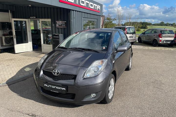 Grå Toyota Yaris fra 2010