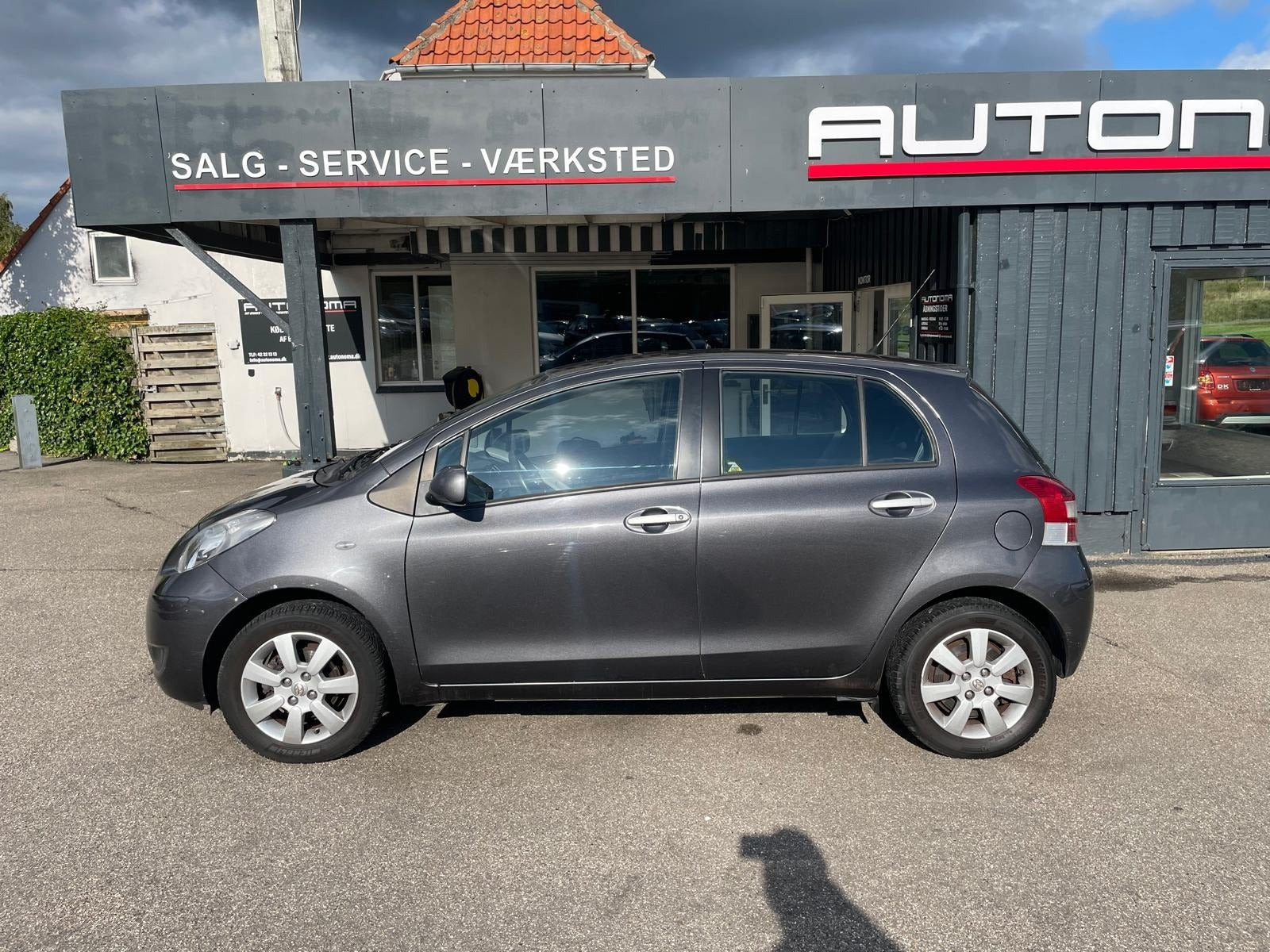 Grå Toyota Yaris fra 2010
