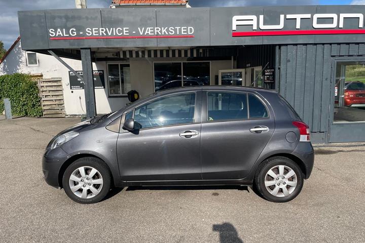 Grå Toyota Yaris fra 2010