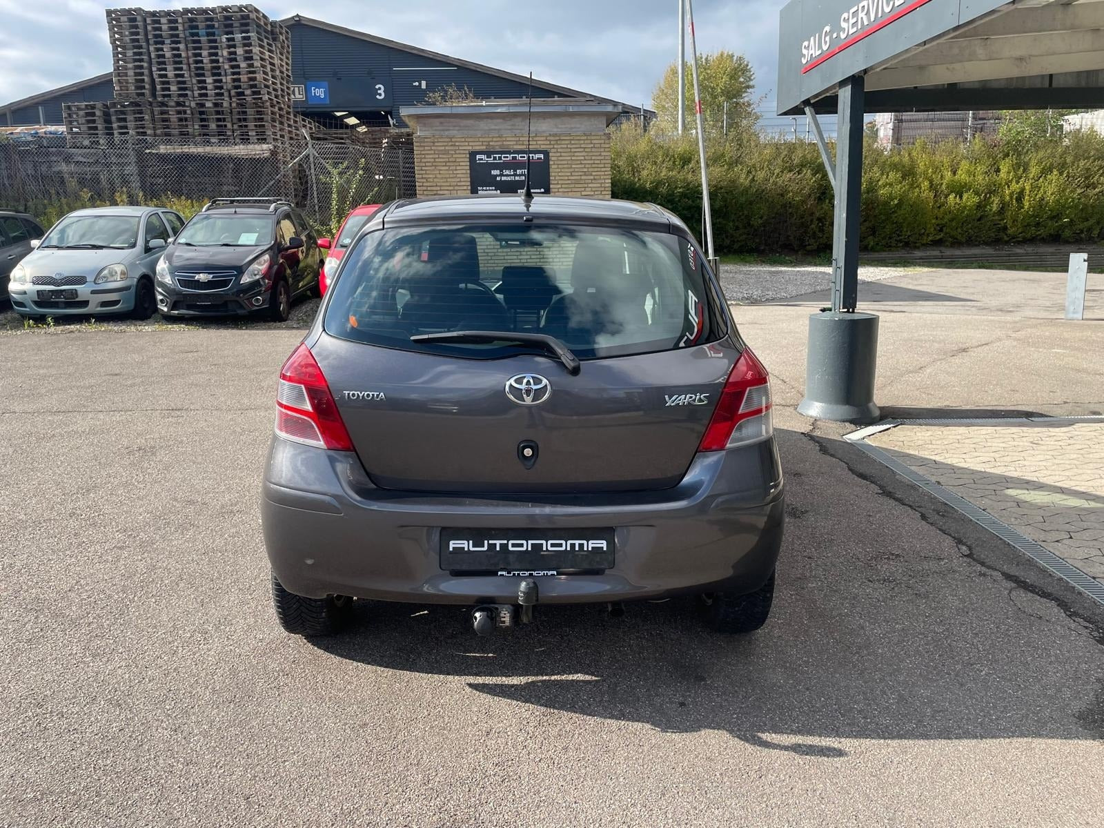 Grå Toyota Yaris fra 2010