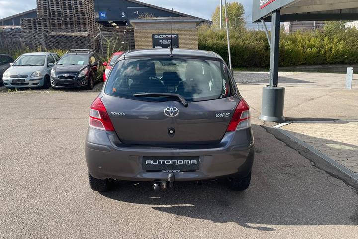 Grå Toyota Yaris fra 2010
